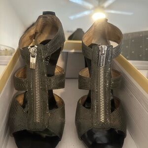 Elegant Black and Gray Women's Sandals